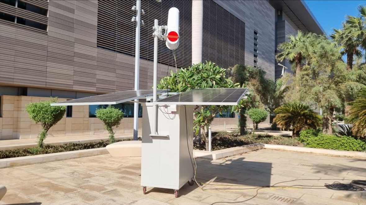 FSO terminal with solar power system